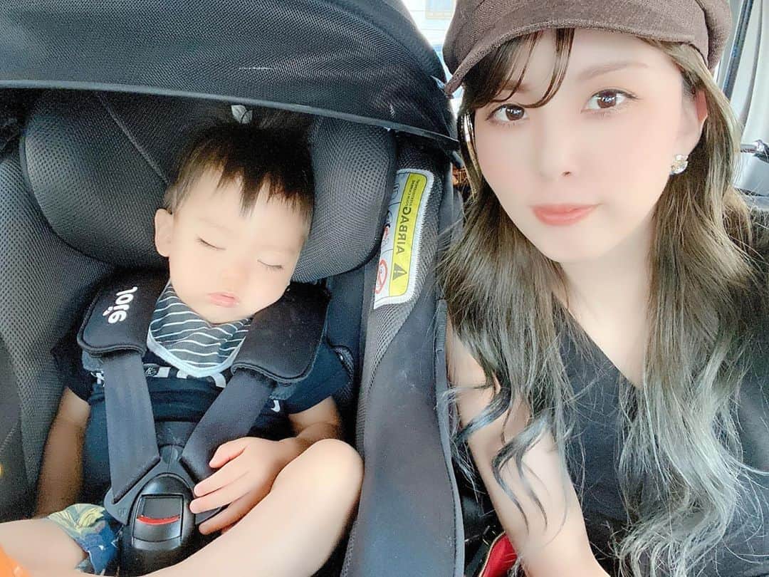 Momoeのインスタグラム：「#happy #家事 #育児 #family #家族 #boy #smile #男の子 #息子 #code #love #lucky #kids #子供 #thankyou #宝物 #ベビー #fashion #follow #心 #縁 #パパ #ママ #家族写真 #男の子ママ #赤ちゃん写真 #photo #子育て #1歳 #flower」