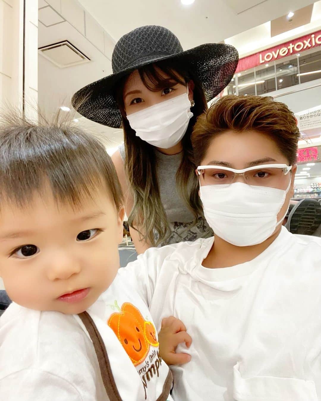 Momoeのインスタグラム：「#happy #家事 #育児 #family #家族 #boy #smile #男の子 #息子 #code #love #lucky #kids #子供 #thankyou #宝物 #ベビー #fashion #follow #心 #縁 #パパ #ママ #家族写真 #男の子ママ #赤ちゃん写真 #photo #子育て #1歳 #flower」