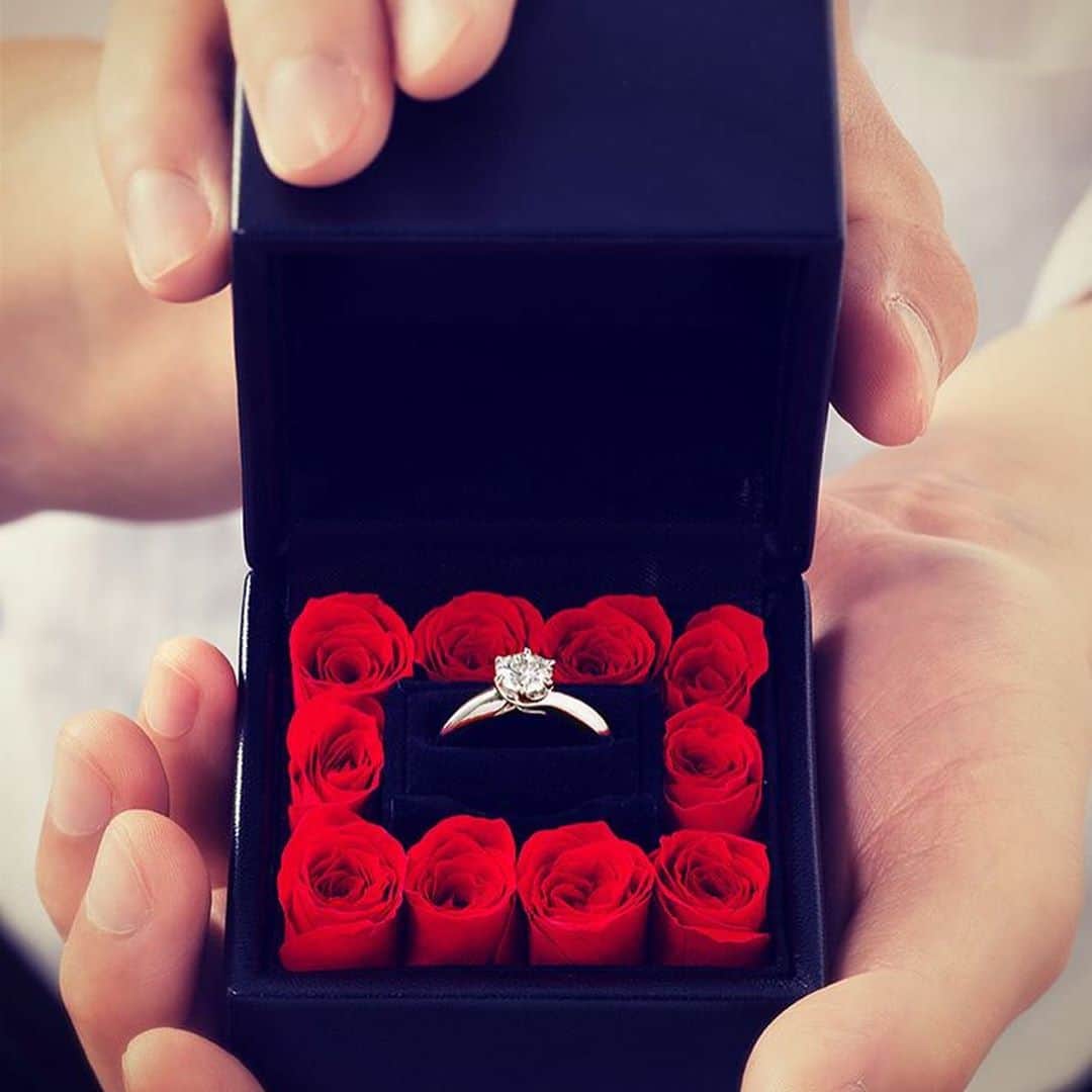エクセルコ ダイヤモンド 婚約指輪♔結婚指輪さんのインスタグラム写真 - (エクセルコ ダイヤモンド 婚約指輪♔結婚指輪Instagram)「* 特別な輝きとバラが彩る、最高のプロポーズを演出 ーーーーーーーーーーーーーーーーーーーーーーー  *  11本のバラは「最愛」という意味を持っています。  10本のバラのプリザーブドフラワーが セットされたEXELCOオリジナルローズBox *  誓いを込めたダイヤモンドをセットすることで、 11本のバラが揃いパートナーに 「最愛」を贈るという意味が生まれます。 *   ◆STEP１ 購入したダイヤモンドをセットし、プロポーズ💐 ◆STEP２ 後日、お二人でリングのデザイン選び💍 ◆STEP３ リング完成後はリング用クッションに替えて、リングケースとして使えます  #exelcodiamond #エクセルコダイヤモンド」9月15日 15時37分 - exelcodiamond