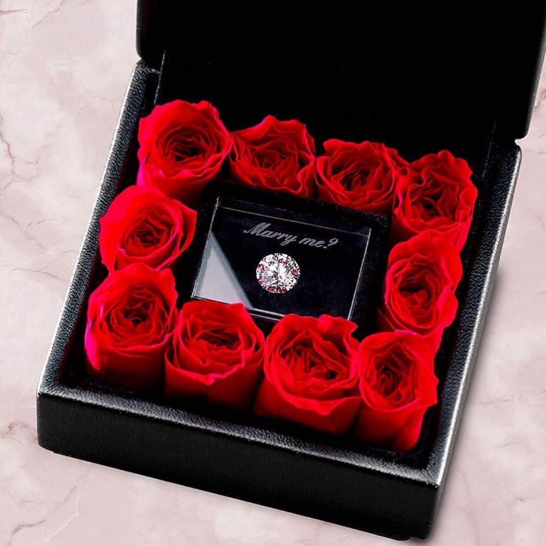 エクセルコ ダイヤモンド 婚約指輪♔結婚指輪さんのインスタグラム写真 - (エクセルコ ダイヤモンド 婚約指輪♔結婚指輪Instagram)「* 特別な輝きとバラが彩る、最高のプロポーズを演出 ーーーーーーーーーーーーーーーーーーーーーーー  *  11本のバラは「最愛」という意味を持っています。  10本のバラのプリザーブドフラワーが セットされたEXELCOオリジナルローズBox *  誓いを込めたダイヤモンドをセットすることで、 11本のバラが揃いパートナーに 「最愛」を贈るという意味が生まれます。 *   ◆STEP１ 購入したダイヤモンドをセットし、プロポーズ💐 ◆STEP２ 後日、お二人でリングのデザイン選び💍 ◆STEP３ リング完成後はリング用クッションに替えて、リングケースとして使えます  #exelcodiamond #エクセルコダイヤモンド」9月15日 15時37分 - exelcodiamond
