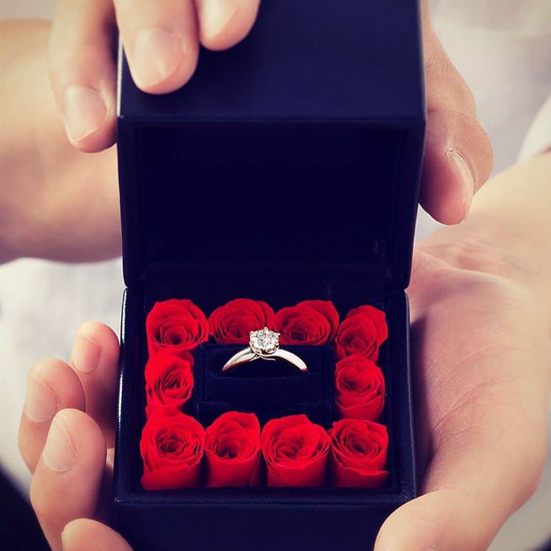 エクセルコ ダイヤモンド 婚約指輪♔結婚指輪のインスタグラム：「* 特別な輝きとバラが彩る、最高のプロポーズを演出 ーーーーーーーーーーーーーーーーーーーーーーー  *  11本のバラは「最愛」という意味を持っています。  10本のバラのプリザーブドフラワーが セットされたEXELCOオリジナルローズBox *  誓いを込めたダイヤモンドをセットすることで、 11本のバラが揃いパートナーに 「最愛」を贈るという意味が生まれます。 *   ◆STEP１ 購入したダイヤモンドをセットし、プロポーズ💐 ◆STEP２ 後日、お二人でリングのデザイン選び💍 ◆STEP３ リング完成後はリング用クッションに替えて、リングケースとして使えます  #exelcodiamond #エクセルコダイヤモンド」