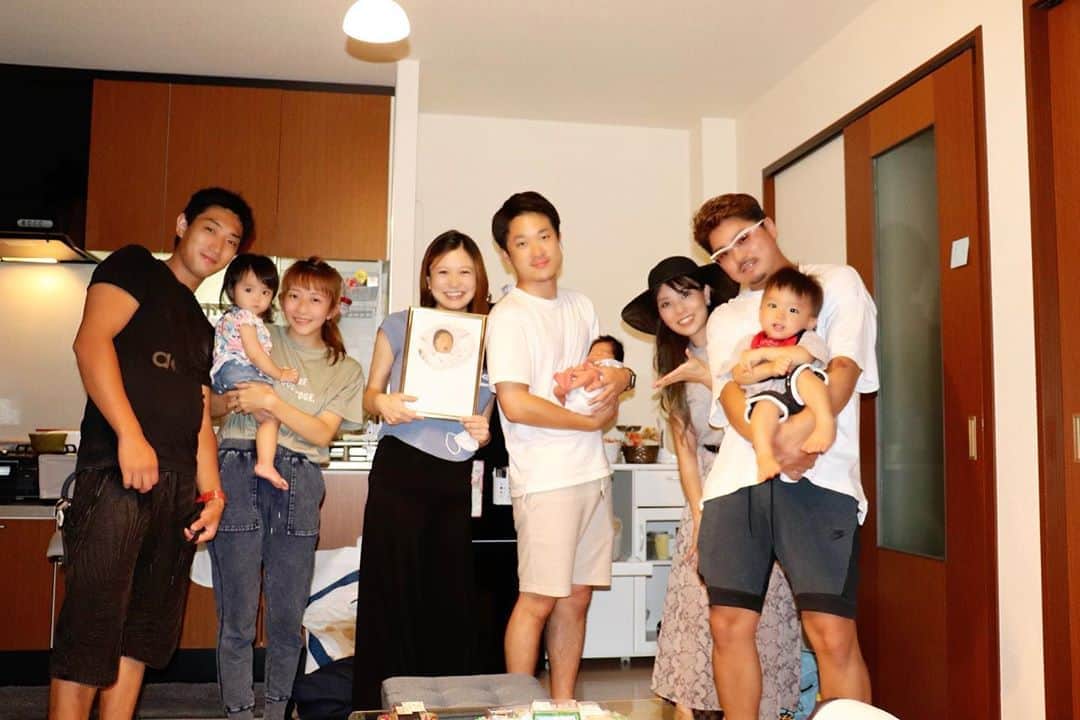 Momoeのインスタグラム：「#happy #家事 #育児 #family #家族 #boy #smile #男の子 #息子 #code #love #lucky #kids #子供 #thankyou #宝物 #ベビー #fashion #follow #心 #縁 #パパ #ママ #家族写真 #男の子ママ #赤ちゃん写真 #photo #子育て #1歳 #flower」