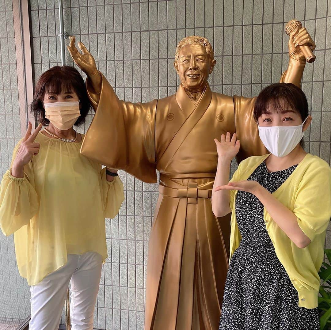 山口ひろみさんのインスタグラム写真 - (山口ひろみInstagram)「昨日、事務所で原田悠里お姉さまとお会いしました😊 偶然にも黄色かぶり（笑） イエローシスターズです⭐️ そして、私達の師匠・北島三郎先生は、黄金色に輝いておられます✨ #山口ひろみ #北島ファミリー #北島音楽事務所 #原田悠里 さん #お姉さま #偶然にも #黄色 #イエローシスターズ  #師匠は #北島三郎先生  #黄金色」9月15日 15時48分 - hiromiyamaguchi_official