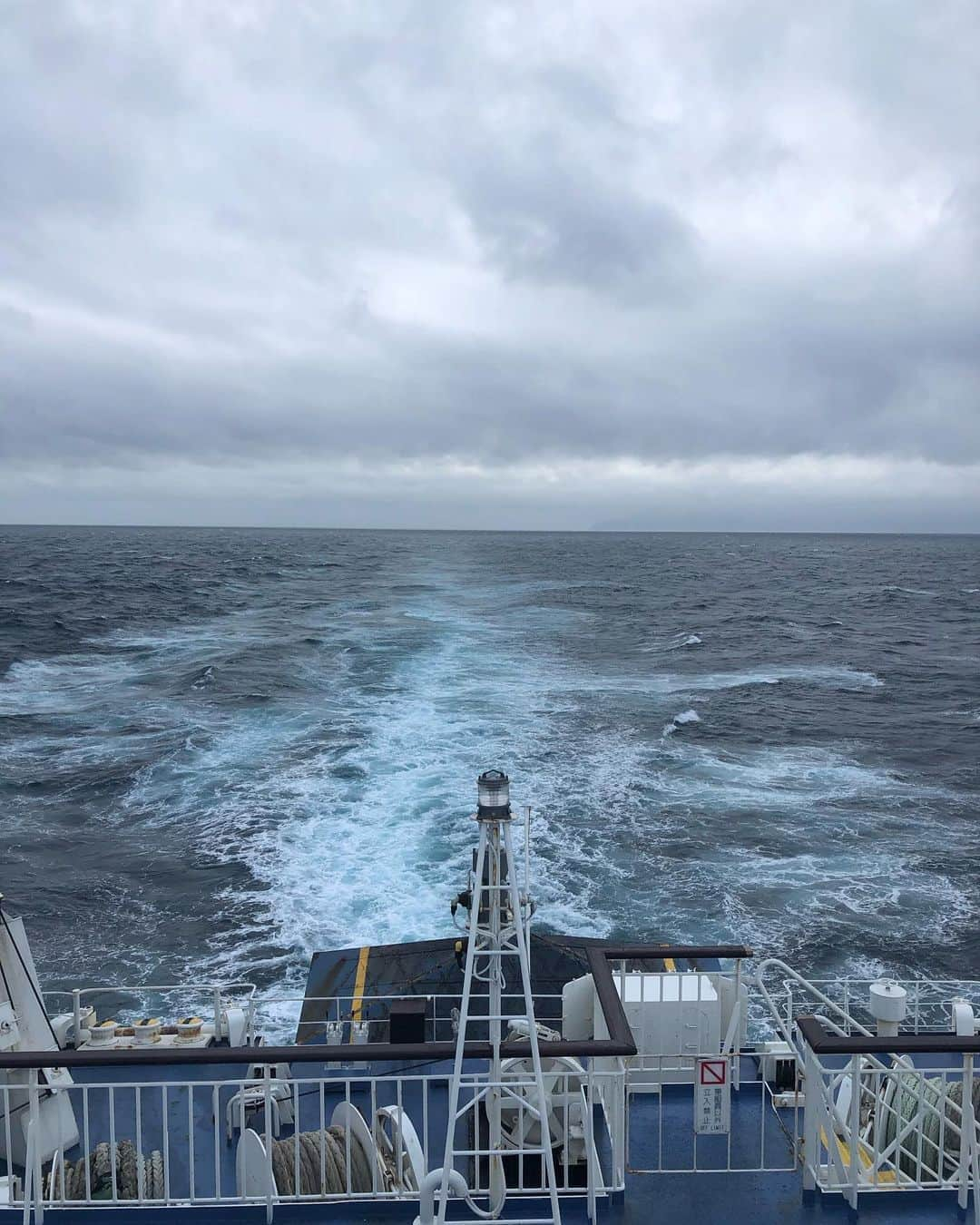 橋本塁さんのインスタグラム写真 - (橋本塁Instagram)「新潟→北海道苫小牧フェリー18時間旅もあと1時間。 8時間寝て、ゴールデンカムイ読んでたらもうすぐ着きますな。あっちゅうま。  フェリースタッフさんに撮って貰いましたがかなり訝しげに撮ってました。  #STINGRAY #フェリー　#移動日　#新日本海フェリー　#サウシュー　#北海道」9月15日 15時49分 - ruihashimoto