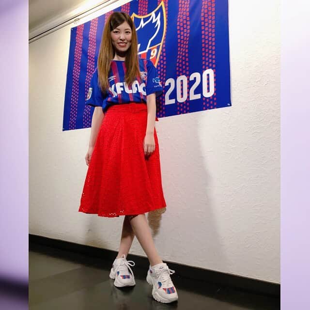 橘ゆりかのインスタグラム：「9月20日(日)FC東京vsベガルタ仙台戦は﻿ 『umbro Day』💙❤️﻿ ファッションチェックコンテストが開催されるんだって〜！！﻿ ﻿ FC東京の「umbro」商品を着用して﻿ 試合前からSNS上でも楽しみましょ☺️✨﻿ ﻿ ユニフォームと合わせて﻿ お気に入りのスニーカー履いてみたよ👟﻿ 青赤満載で最高のおしゃれだああぁ‼️﻿ ﻿ ﻿ 「#2020umbroDay」のハッシュタグを付けて写真を投稿していただいた方の中から5名様に、umbroお楽しみ袋のプレゼントがあるみたいですよ🎁❣️﻿ ﻿ ﻿ #fctokyo #atmos  #umbro #xflaglab #xflag  #2020umbroday #橘ゆりか #青赤 #fc東京 #スニーカー女子 #jリーグ #ユニフォーム#アンブロ #アトモス  #東京 #お気に入り #sneaker #👟」
