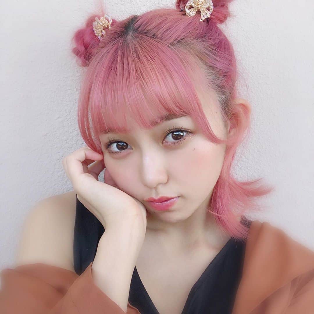 澤田桃佳のインスタグラム：「せっかくピンクになったので いろんな髪型してみようと思いまして…🧠🧠 ライブしたい、この髪型で🎩🎩 . . . . . #ピンク　#ピンクヘアー  #ピンクカラー #自撮り　#ヘアアレンジ　#ヘアスタイル」