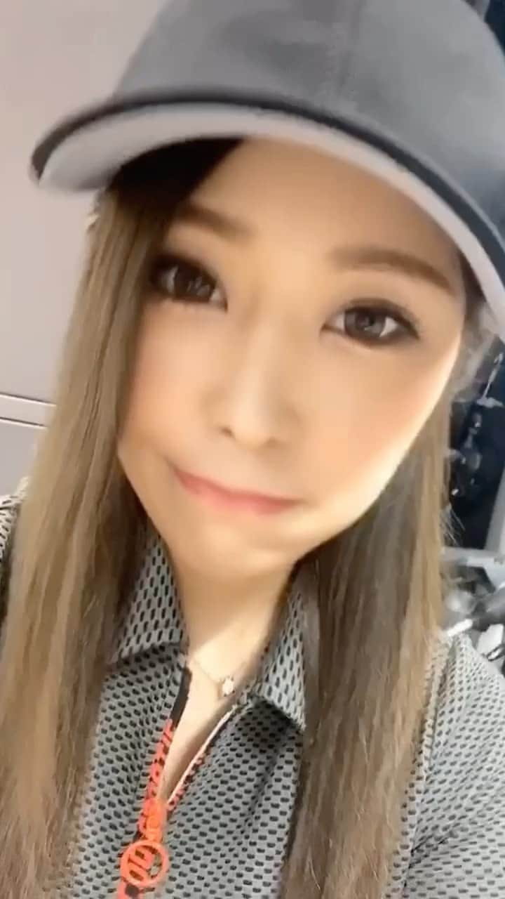 のインスタグラム：「ルコックゴルフ @lecoqgolf_jp  2020年秋冬ウェアコーディネート⛳️✨ 昨日の撮影ではいっぱい可愛いルコックのゴルフウェア着れてたのしかった😆💗秋冬ラインもとっても可愛い😍 個人的にRIJOUMEがツボすぎる❤️❤️❤️  リール何だ？と思って初めて使ってみたみました🤗使い方あってる？！ @lecoqgolf_jp  @golftoday_birdies  #ゴルフファッション#ゴルフコーデ#ゴルフ女子#lecoqsportif #lecoqgolf #ルコック女子#撮影#ゴルフ女子#初リール」