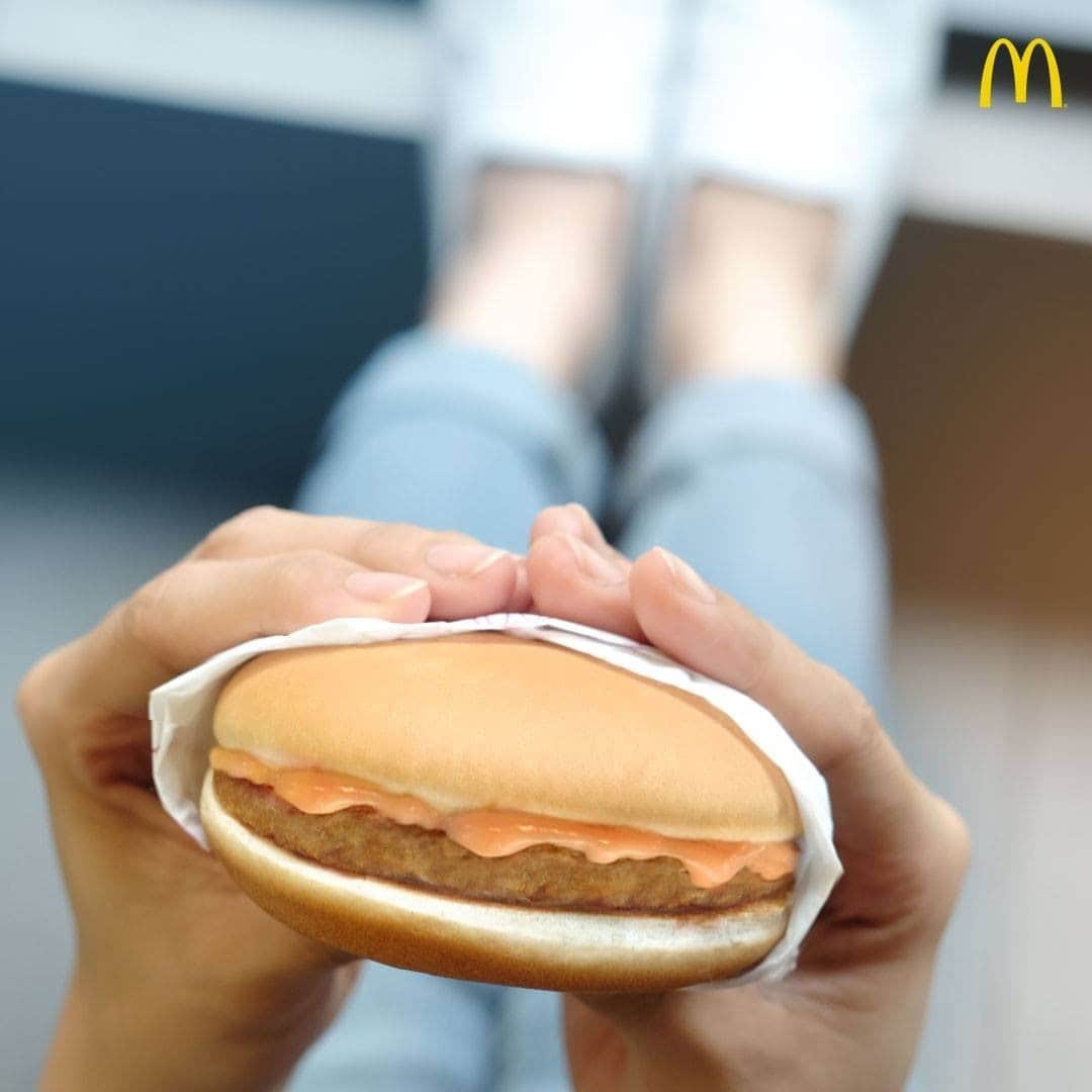 のインスタグラム：「Panalo ang merienda basta kasama ang iyong favorite break time buddy. 🍔 Enjoy your Burger McDo today. 💛  Get it now via McDo Drive-Thru, Take Out, or Pick-Up. You can also order via the McDelivery PH App, website, or call 8888-6236 (for NCR).」
