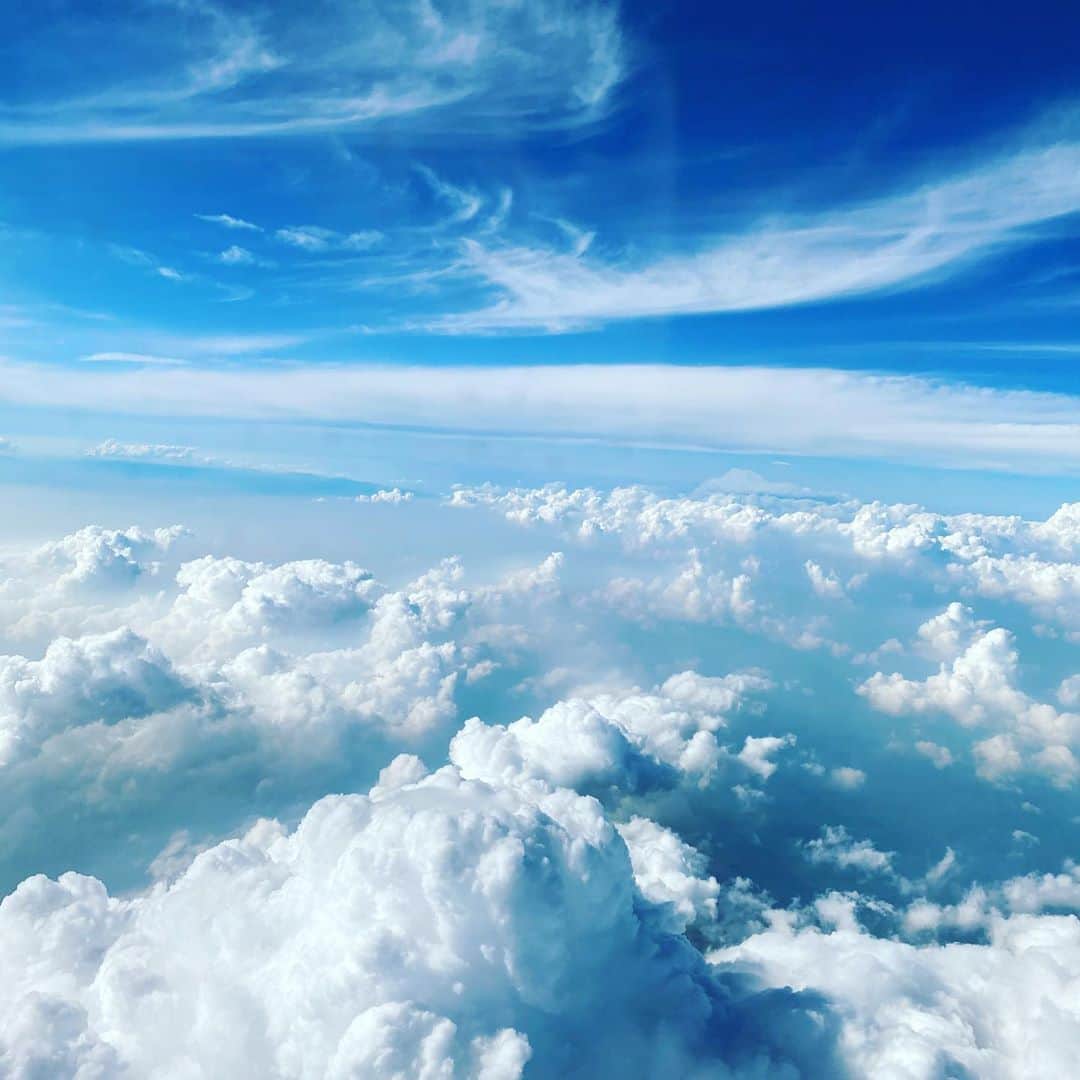市川海老蔵 （11代目）さんのインスタグラム写真 - (市川海老蔵 （11代目）Instagram)「Travel in the sky.  A pleasant view for me,  as I like to look up at the sky. * 空の旅。  空を見上げるのが好きな私にとって  嬉しい景色です。」9月15日 16時04分 - ebizoichikawa.ebizoichikawa