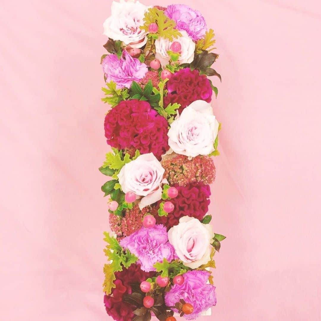 美人百花さんのインスタグラム写真 - (美人百花Instagram)「おかげさまで、今月号で美人百花は15周年を迎えることができました💐✨  たくさんのお祝いメッセージや花束の数々、誠にありがとうございます😌💕 これもひとえに支えてくださる皆様のおかげです。本当にありがとうございます😭✨✨  ポンテヴェキオさんからいただいた プレゼントが素敵だったのでご紹介させていただきます💐✨  木箱に飾られたエレガントな花々🌹 見た目だけでもうっとりなのに 木箱を開けると中には、 なんとシャンパンが！🍾✨✨ 世界各国から取り寄せたストーリー溢れるワインと季節を感じる花々をセットにした『CORK WINE&FLOWER』のギフトを頂きました✨  粋なプレゼントに感動🥺✨ お酒好きの方へのプレゼントや、 これからの贈り物シーズンに素敵ですね🥰 皆さんもぜひぜひチェックしてくださいね❣️ #ポンテヴェキオ#pontevecchio #thankyou #美人百花」9月15日 16時13分 - bijinhyakka