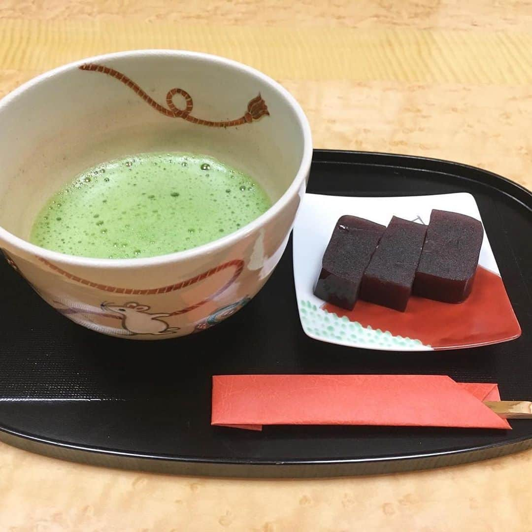 五木ひろしのインスタグラム：「お三時🍵  お正月に使用する茶器ですが、 HIROSHIはねずみ年🐭ということで、 この茶器を愛用しています🎶🐭  #HIROSHIのおやつ#羊羹#お抹茶#五木ひろし#itsukihiroshi」