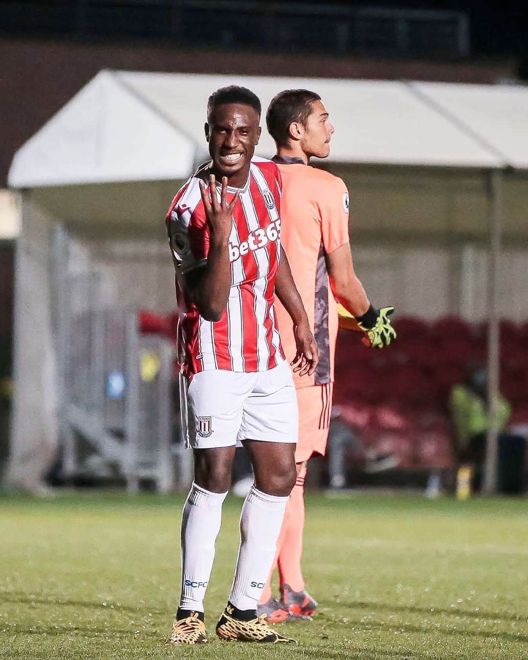 ストーク・シティFCさんのインスタグラム写真 - (ストーク・シティFCInstagram)「🙌 A positive #PL2 start for our U23s last night.  @gabrielkyeremateng bagging all four goals in a 4-0 win against @leedsunited.  #SCFC 🔴⚪️」9月15日 16時15分 - stokecity