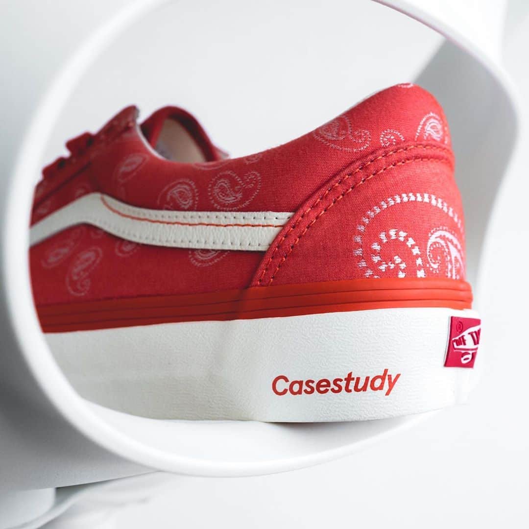 HYPEBEASTさんのインスタグラム写真 - (HYPEBEASTInstagram)「@hypebeastkicks: Take a closer look at the @casestudy_official x @vansvault release. Coming in red and black, the offerings from the South Korean imprint see a familiar design in the form of a Paisley pattern that uses Case Study‘s ampersand logo across both the colorways’ uppers in contrasting white, while a co-branded insole and side logo stamping finishes off each look. Head to the link in our bio for more details.⁠⠀ Photo: Heison Ho/HYPEBEAST」9月15日 16時17分 - hypebeast