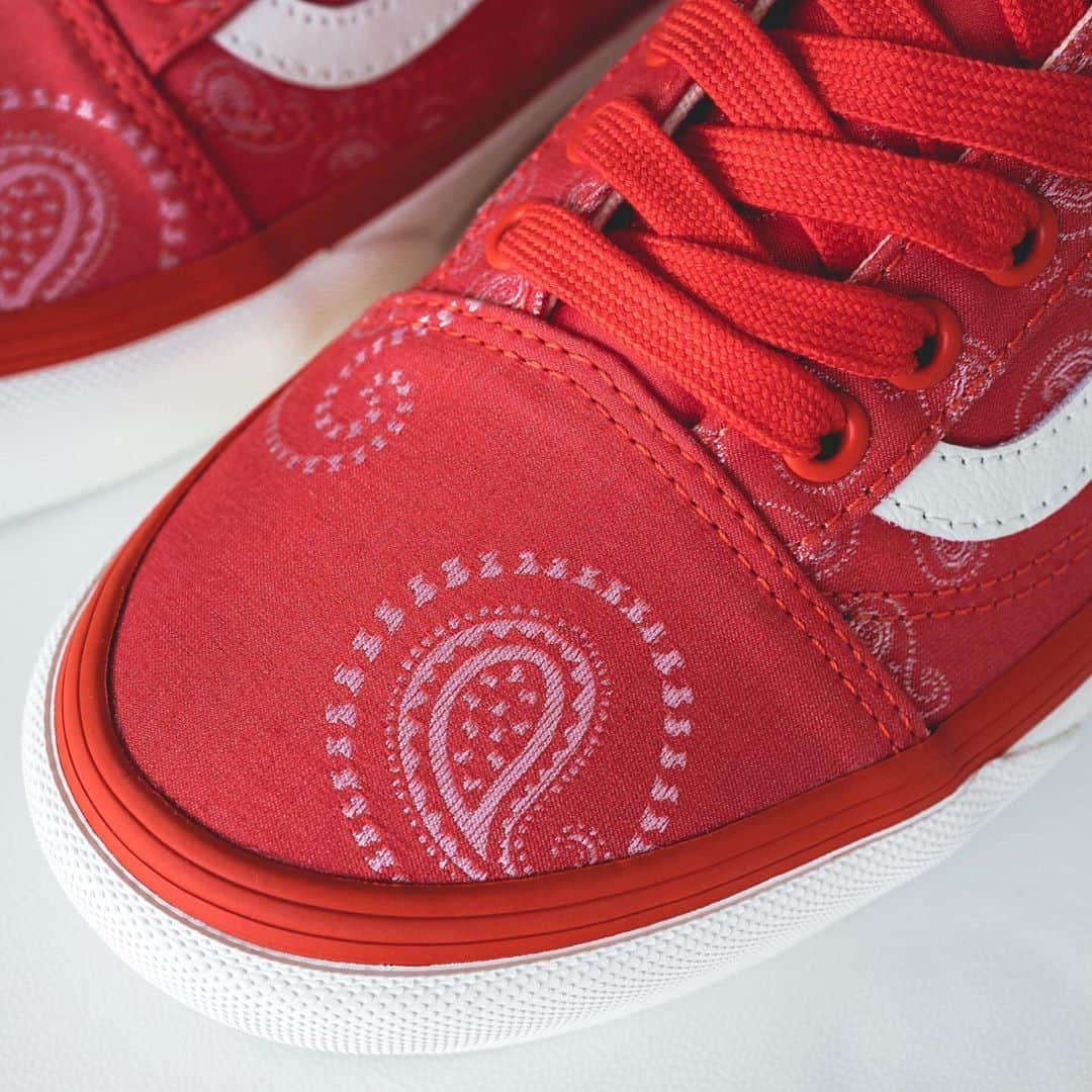HYPEBEASTさんのインスタグラム写真 - (HYPEBEASTInstagram)「@hypebeastkicks: Take a closer look at the @casestudy_official x @vansvault release. Coming in red and black, the offerings from the South Korean imprint see a familiar design in the form of a Paisley pattern that uses Case Study‘s ampersand logo across both the colorways’ uppers in contrasting white, while a co-branded insole and side logo stamping finishes off each look. Head to the link in our bio for more details.⁠⠀ Photo: Heison Ho/HYPEBEAST」9月15日 16時17分 - hypebeast