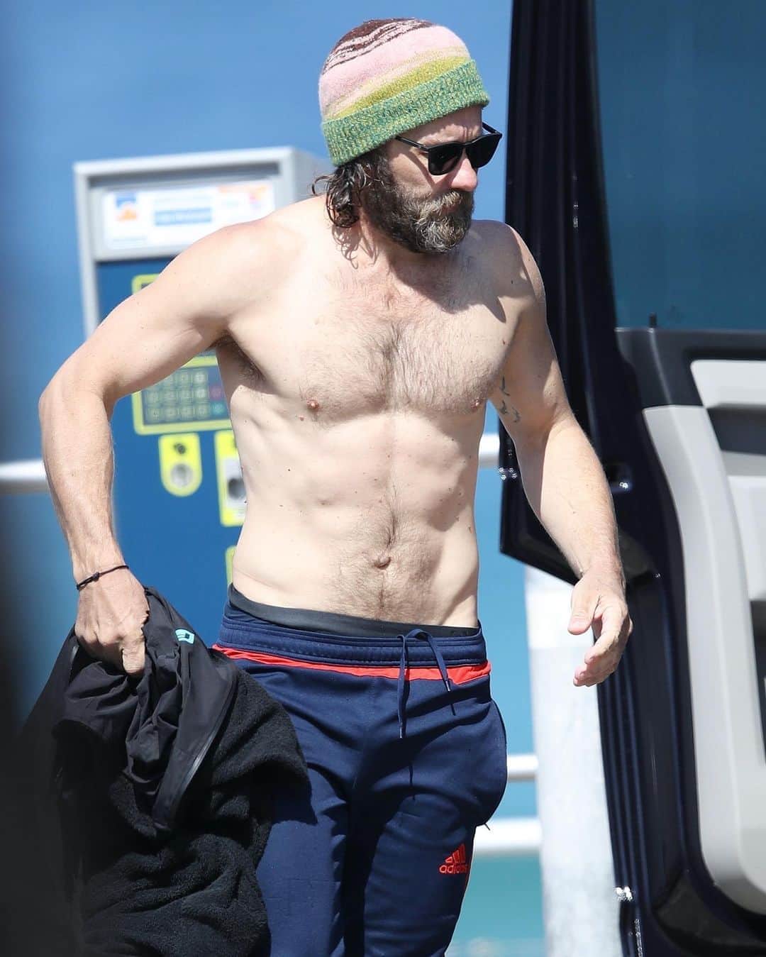 Just Jaredさんのインスタグラム写真 - (Just JaredInstagram)「Joel Edgerton shows off his toned physique after going surfing in Australia. Lots more pics now on our site! #JoelEdgerton Photos: Backgrid」9月15日 16時19分 - justjared