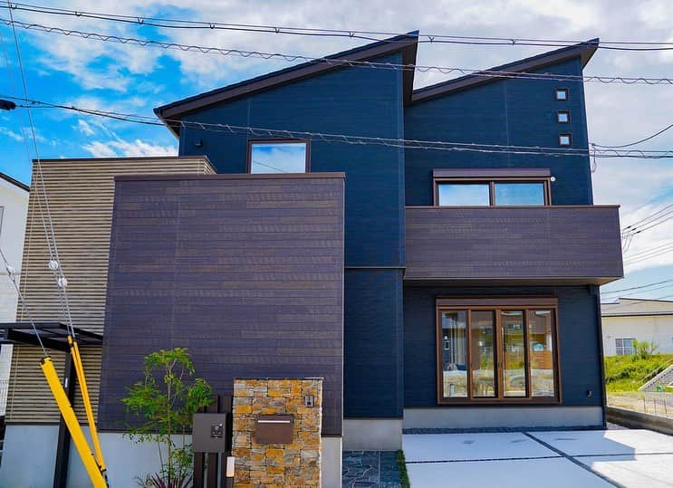 京都建物さんのインスタグラム写真 京都建物instagram 大人気٩ W وネイビーの外壁材 外壁材のベース色をネイビーにした カッコいい外観のおうち イマドキっぽく カフェ風のインテリアや カッコいいインテリアにも合わせやすい外壁材です