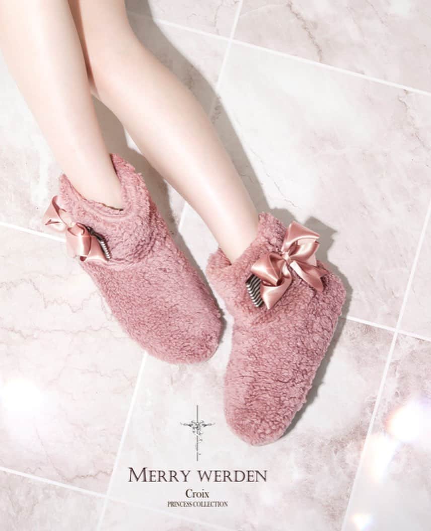mayla classicさんのインスタグラム写真 - (mayla classicInstagram)「【この投稿をご覧の皆さまへ】﻿ こんにちは！池上です。﻿ 商品が気に入ったら、是非！コレクションに保存・ストーリーズでシェアをして﻿ 皆さんの感想を聞かせて下さい💌﻿ マイラクラシックは、みんなが一緒に楽しめるブランドです✨﻿ ﻿ 【商品の魅力を簡単にわかりやすく】﻿ 本日は、マイラから初登場ジャンル﻿ ファンの方待望﻿ お部屋の中でもマイラと一緒﻿ 『プリンセスコレクション・ルームシューズ』のご紹介です☃️﻿ ﻿ こちらの作品は、沢山のお客様からのリクエストで実現いたしました。﻿ ﻿ おうち時間も可愛く！そしてあたたかく﻿ 気分が上がるルームシューズ💓﻿ ﻿ 新型コロナウイルスの感染拡大により﻿ おうちで過ごす時間が増えました。﻿ そんな中、少しでも皆さんが明るい気分でお過ごしいただければと思っております✨﻿ ﻿ 外出する時だけじゃなくて、お部屋の中でも﻿ オシャレを楽しむって、なんだか素敵ですよね🥰﻿ ﻿ 【特別イベント開催中】﻿ 本日ご紹介の﻿ 新作 ”プリンセスコレクション・ルームシューズ”﻿ ノベルティイベント🎀﻿ ﻿ ＼数量限定／﻿ 27,000円以上ご購入いただいたお客様に﻿ 先着順でプレゼントさせていただいております🎁﻿ ﻿ どちらのカラーが届くかは、お楽しみ﻿ ﻿ クーポンコードは﻿ ストーリーに記載しておりますので﻿ 是非❣️ご覧下さいね。 ﻿ ﻿ ﻿ #ルームシューズ　#スリッパ #ルームウェア　#可愛いルームシューズ #かわいいルームシューズ　#部屋着　#ルームウェア　#ルームウェア女子 #ルームウェアブランド ﻿#おうち時間 ﻿ #体温が2度あがる #mayla_classic ﻿ #マイラクラシック #maylaclassic」9月15日 16時26分 - maylaclassic_x