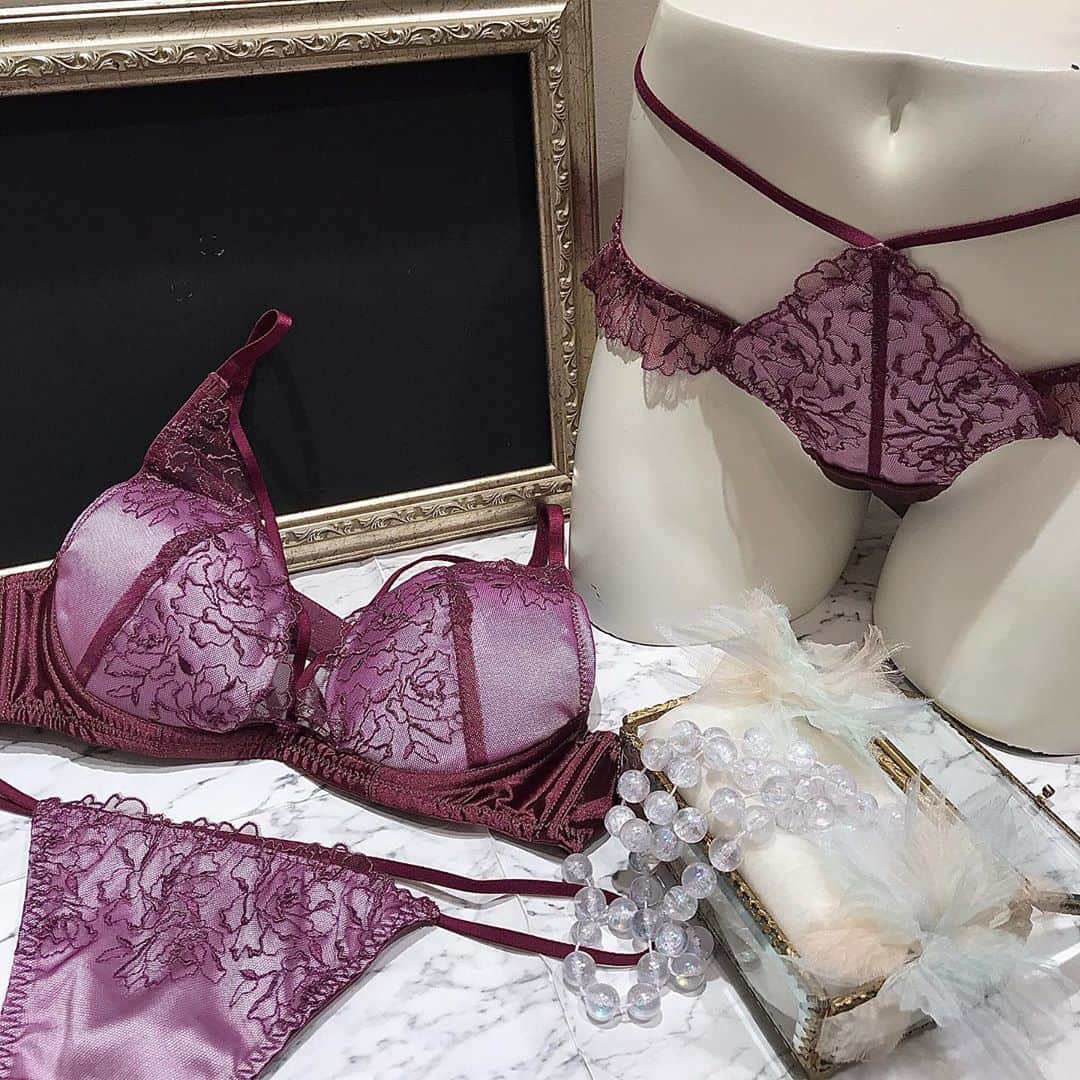 Ravijour札幌4丁目プラザ店のインスタグラム：「#comingsoon   こちらも18日からの新作！ グロッシーダリア ホットリフト  単品ブラ ¥4,990+tax 単品フリルショーツ ¥2,990+tax 単品ショーツ ¥2,790+tax  詳しくはブログをご覧下さい💜 TOPのURLから飛んで下さいね✈️  #ravijour #ラヴィジュール #ravijourstaff  #ravijoursapporo  #ravijour_official  #pivot  #ピヴォ」