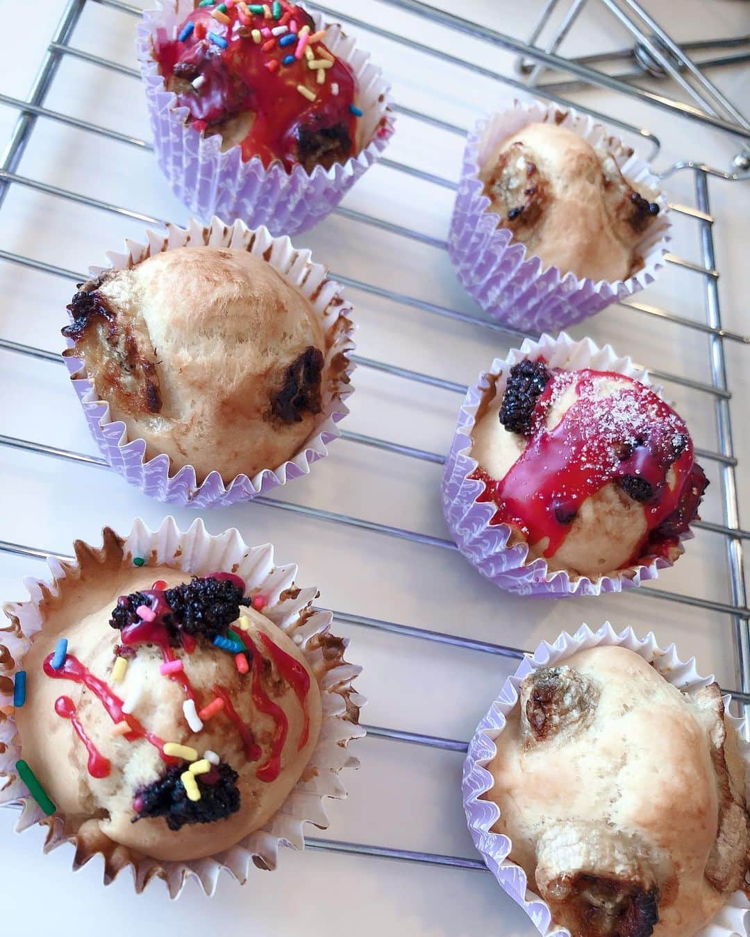 空さやかさんのインスタグラム写真 - (空さやかInstagram)「💎 愛生のお料理レッスン🍳 * カップケーキ🧁 黒ごまチーズパン🥐 クルミ味噌の五平餅 * 料理を作るのと同じくらい 食器洗いも好き🤣 1時間半集中して わたしが手伝うのを嫌がってw 全部自分で頑張ります👍 * * * #娘のお料理教室 #料理好き女子」9月15日 16時39分 - sky_sayaka