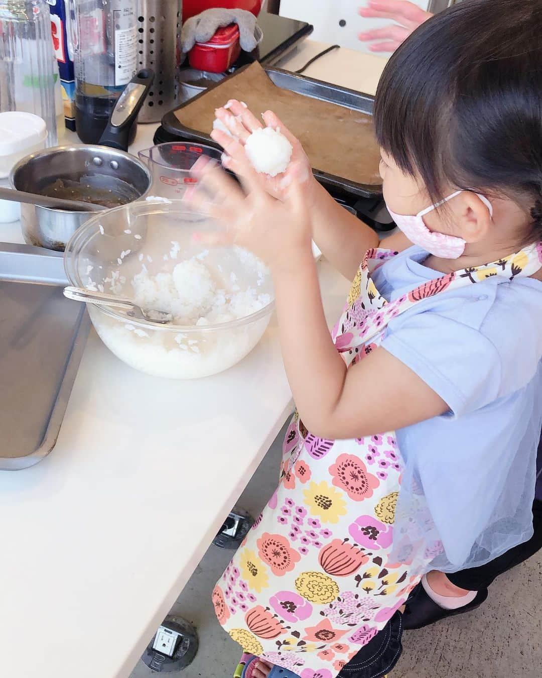 空さやかさんのインスタグラム写真 - (空さやかInstagram)「💎 愛生のお料理レッスン🍳 * カップケーキ🧁 黒ごまチーズパン🥐 クルミ味噌の五平餅 * 料理を作るのと同じくらい 食器洗いも好き🤣 1時間半集中して わたしが手伝うのを嫌がってw 全部自分で頑張ります👍 * * * #娘のお料理教室 #料理好き女子」9月15日 16時39分 - sky_sayaka