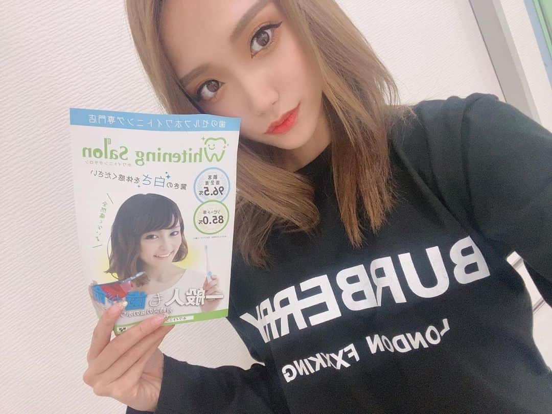 沙季さんのインスタグラム写真 - (沙季Instagram)「今日はホワイトニング @whitening_salon に行ってきたよ🦷💓 ・ ・ 15分の照射してもらって セルフだけど簡単にスピーディーに 出来ました❤️ 簡単な手順で楽だった🤣(笑) ・ ・ 「私のインスタを見ました」で 通常1回¥4980の所を 3回照射してもらえるみたいです❤️ めちゃお得💪💪💪💪 ・ ・ 女性だけでなく男性のお客様も多いみたいだからみんなで歯白くしよ🦷🥰 ・ 店内も白と緑で 落ち着くし綺麗でした✨ もちろん店員さんも綺麗で優しい人ばっかり😭😭 ・ ・ 福岡天神店 @whiteningsalon_tenjin  栄本店 @whitening_salon  ・ #0522658562#ホワイトニングサロン栄本店 #歯のホワイトニング#ホワイトニング #白い歯#歯っぴー#栄限定#名古屋#福岡#博多#天神 #whitening#whiteningsalon」9月15日 16時52分 - shaji4700