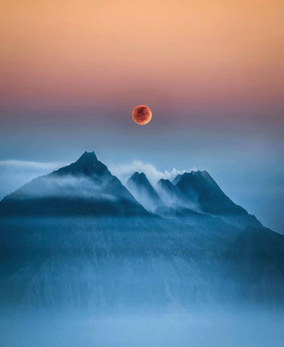 Canon Photographyさんのインスタグラム写真 - (Canon PhotographyInstagram)「Lunar eclipse over East Java, Indonesia  Photography // @jordhammond  Curated by @henry.nathan  #lunar #eclipse #eastjava #indonesia」9月15日 16時53分 - cpcollectives