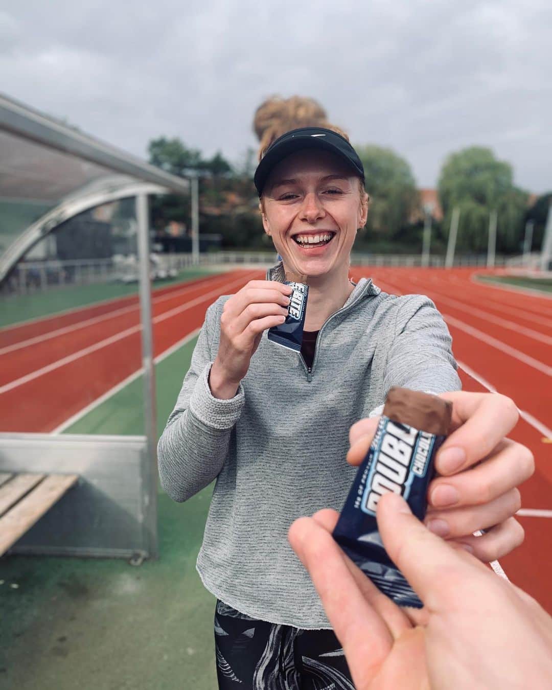 マチルドU・クラマーのインスタグラム：「Reklame💥💥GIVEAWAY 💥💥  Nu har det aldrig været nemmere at dele en proteinbar med sin træningsmakker 🤜🏻🤛🏻   @barebells.dks har lanceret den nye bar 👉🏻 Double Bites. Baren er allerede delt i to i pakken - lige klar til at dele 🤗   Den findes i smagene:  🔸 Caramel Chrisp  ◾️ Chocolate Chrisp  Du kan nu vinde en kasse med en valgfri variation af Double Bites!  Det eneste du skal gøre er:  1. Følge @mathildeukramer og @barebells.dk  2. Skrive hvilken smag du kunne tænke dig at vinde  Hvem vil du dele denne lækre bar med? 😍  Konkurrencen slutter søndag d. 20/9 kl 20.00!   #reklame #giveaway #konkurrence #barebells #doublebites #doubletrouble #TwiseAsNice」