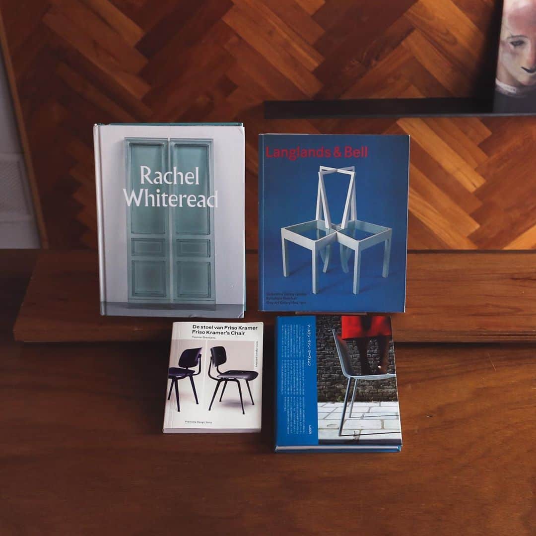 nostos booksさんのインスタグラム写真 - (nostos booksInstagram)「《家具の椅子、芸術の椅子》﻿ ﻿ ついつい集めてしまいたくなるんです、椅子関連の書籍。今日は、マールテン・ヴァン・セーヴェレやフリソ・クラマーの家具の椅子、ラングランズ＆ベル、レイチェル・ホワイトリードが作り出す芸術の椅子をご紹介します。﻿ ﻿ ◯『マールテン・ヴァン・セーヴェレン』﻿ こちらはインテリアデザイナー、マールテン・ヴァン・セーヴェレンの作品集。豊富な作品図版や図面のほか、ヴァン・セーヴェレンに関する解説・評論エッセイ等も併せて収録しています。﻿ ﻿ ◯『Friso Kramer’s Chair』﻿ 本書は、オランダを代表するインダストリアル・デザイナー、フリソ・クラマーの作品集。Ahrend/De Cirkel社のためにデザインしたリボルトチェアをはじめ、氏の手がけた椅子を写真とテキストで紹介します。﻿ ﻿ ◯『Langlands and Bell』﻿ ロンドンを拠点に共同制作を行っているアーティスト、ラングランズ＆ベルの展示会図録。建築模型のようなレリーフや、椅子やテーブルといった家具作品を紹介。﻿ ﻿ ◯『Rachel Whiteread』﻿ 最後はノストスでも人気の高い、英国の造形作家、レイチェル・ホワイトリードの作品集。「House」や「Holocaust Memorial」など、“空間や静寂の感覚をミイラ化”した作品を、豊富な図版とともに多数収録しています。﻿ ﻿ それぞれの商品の詳細は【商品タグ】をご覧ください。﻿ ﻿ -------------------﻿ 現在実店舗は、土日祝のみの営業とさせていただいております。﻿ オンラインストアは平日も通常通り営業しておりますので、ぜひご覧ください。﻿ ﻿ 休日のご来店は完全予約制ではありませんが、大変混み合いますので、ご来店の際はぜひ事前にご予約ください。﻿ 下記をご確認のうえ、オンラインストアの予約フォーム、またお電話やメールにてご連絡ください。﻿ ﻿ ・ご来店日時﻿ （※混雑時はご利用時間を1時間とさせていただく場合がございます）﻿ 下記の時間帯からお選びください。﻿ 13〜14時﻿ 14〜15時﻿ 15〜16時﻿ 16〜17時﻿ 17〜18時﻿ ﻿ ・ご予約名﻿ ・人数﻿ ・お電話番号﻿ ﻿ ご予約はこちらから▼﻿ TEL：03-5799-7982﻿ Mail：info@nostos.jp﻿ ﻿  ---------------------」9月15日 16時59分 - nostosbooks