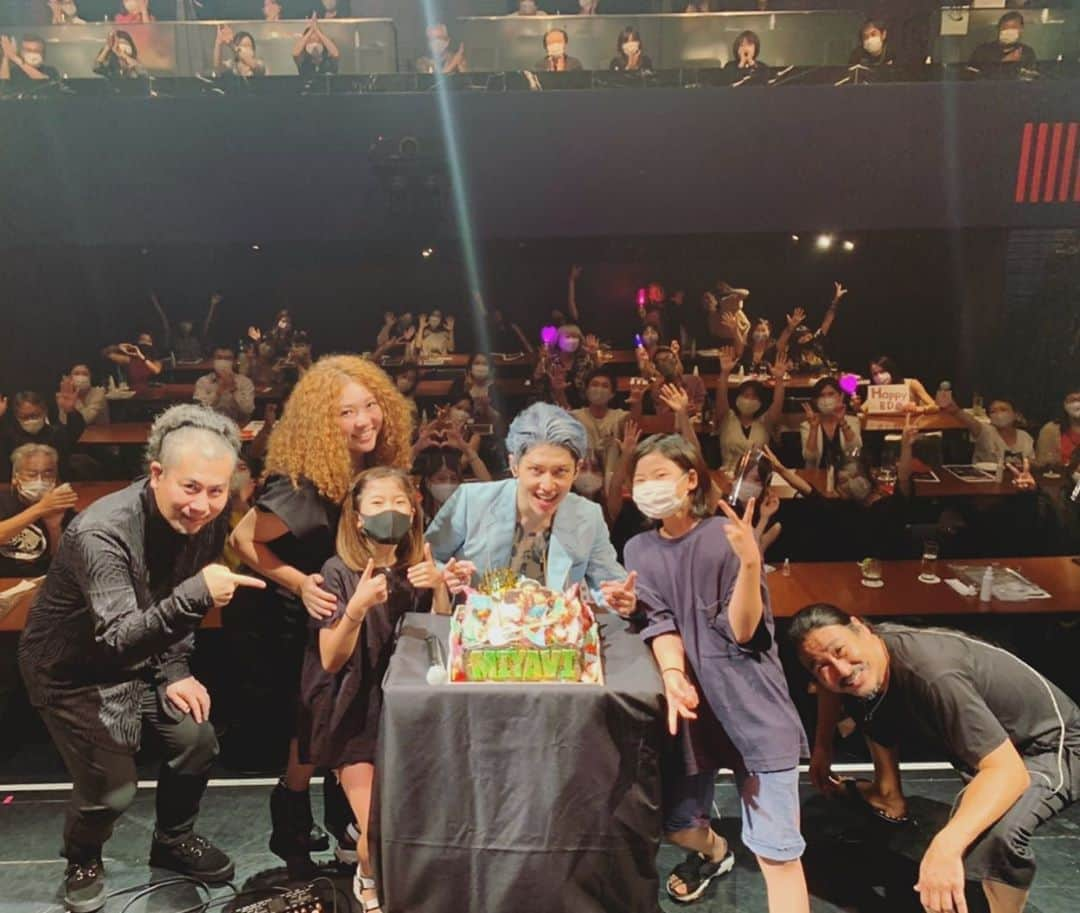 雅-MIYAVI-さんのインスタグラム写真 - (雅-MIYAVI-Instagram)「8 gigs in 4 days. Not bad to work on your birthday. With big appreciation to be able to play music and share a good moment with the audience especially now 🙏🏻 Also thank you all for your bday wishes (and sweet videos!)   ビルボード公演初日、来てくれた皆さんありがとう！😃公演中はソーシャルディスタンスをとりながらなので、一緒に踊ったり騒いだりはできないけど、何より今、同じ空間で音を共有できることに感謝しながら演奏しています。  そして、沢山のお祝いメッセージもありがとう！！！！ここからまた戦えるように、この一年もしっかり一歩一歩踏みしめながら前進したいと思います。多谢🙏🏻🙏🏻😌」9月15日 17時00分 - miyavi_ishihara