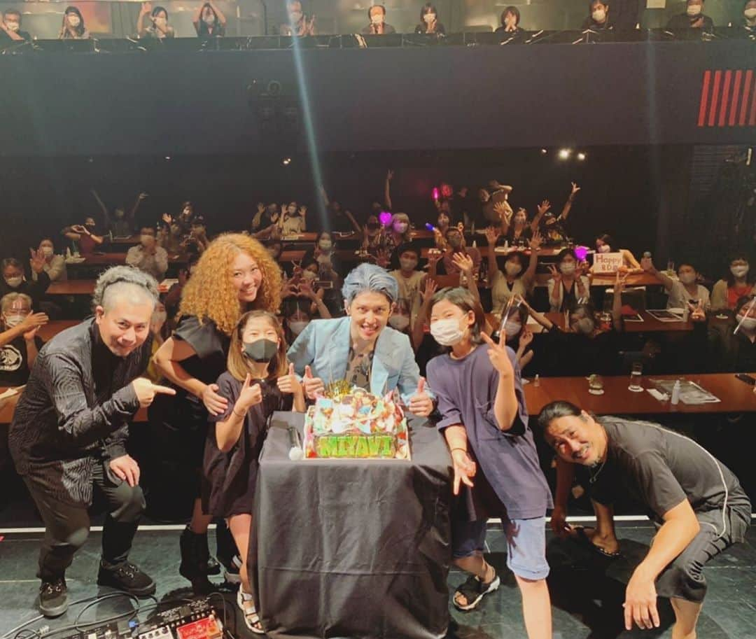 雅-MIYAVI-さんのインスタグラム写真 - (雅-MIYAVI-Instagram)「8 gigs in 4 days. Not bad to work on your birthday. With big appreciation to be able to play music and share a good moment with the audience especially now 🙏🏻 Also thank you all for your bday wishes (and sweet videos!)   ビルボード公演初日、来てくれた皆さんありがとう！😃公演中はソーシャルディスタンスをとりながらなので、一緒に踊ったり騒いだりはできないけど、何より今、同じ空間で音を共有できることに感謝しながら演奏しています。  そして、沢山のお祝いメッセージもありがとう！！！！ここからまた戦えるように、この一年もしっかり一歩一歩踏みしめながら前進したいと思います。多谢🙏🏻🙏🏻😌」9月15日 17時00分 - miyavi_ishihara