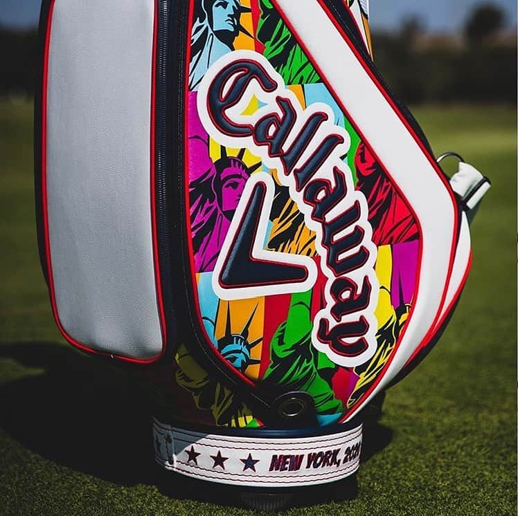 キャロウェイゴルフ（Callaway Golf）さんのインスタグラム写真 - (キャロウェイゴルフ（Callaway Golf）Instagram)「ついに今年のメジャー第2戦！「全米オープン」がニューヨークで開催されます！ おなじみキャロウェイ・スタッフプレーヤーのためのメジャー大会限定バッグは、「ポップアートの旗手」の作品をオマージュしたアメリカンテイストたっぷりのデザイン！ さあ、そろそろキャロウェイ・スタッフプレーヤーの勝利が見たい！ 皆さん、スタッフプレーヤーに熱い応援お願いします！！   #callaway #キャロウェイ #callawaygolf #キャロウェイゴルフ#golf #ゴルフ #CALLAWAYEXCLUSIVE #teamcallaway #限定発売」9月15日 17時00分 - callawaygolf_japan