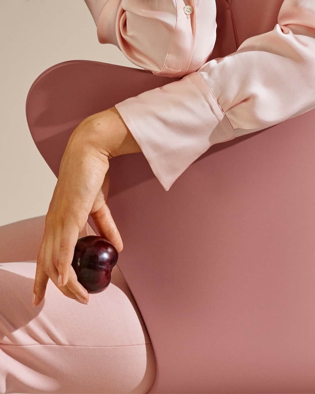 フリッツハンセンさんのインスタグラム写真 - (フリッツハンセンInstagram)「Sweet like strawberry gelato, lovely like fresh roses. Pink does something special to Arne Jacobsen's Series 7™ chair.   Explore a Taste of Pink and other colour families via link in bio.  #fritzhansen #fhnewcolours #asenseofcolour #atasteofpink #danishdesign #furnituredesign #프리츠한센 #フリッツハンセン」9月15日 17時00分 - fritzhansen