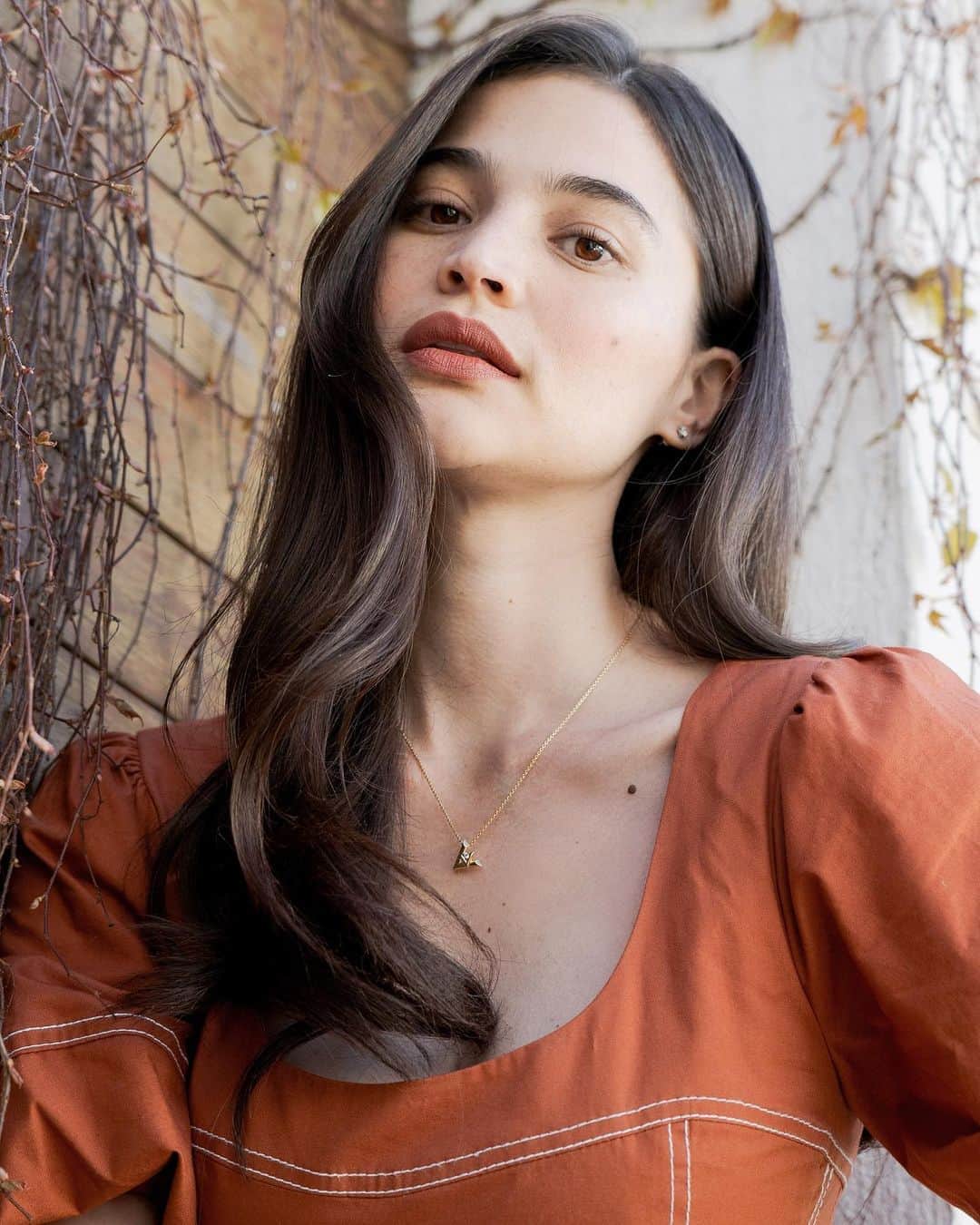 アン・カーティスのインスタグラム：「The joy of spring and pretty things. 🤍 LoVe this #LVVolt one necklace and the whole unequivocally unisex collection. Merci beaucoup @louisvuitton ✨ #LVVolt #LouisVuitton」