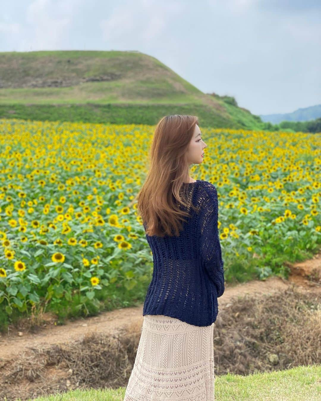 チョ・ミニョンさんのインスタグラム写真 - (チョ・ミニョンInstagram)「여러분들 호로고루 가세요 두번가세요 진짜 인생샷 나와요 ☺️ 마지막 샷은 #인물모드 로 마무리 ♥ - 🦋 옷 문의가 많아요 지금 마이바니에 2 만 원대 구매 가능하세요 🦋」9月15日 17時00分 - xxjominxx