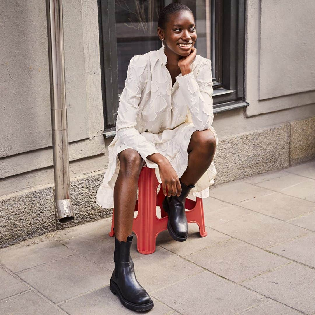 H&Mさんのインスタグラム写真 - (H&MInstagram)「The raw jacquard pattern gives an extra layer of luxe on these monochrome dresses made from recycled polyester. #HM  Jacquard-weave dress: 0909370001 High profile Chelsea boots: 0898889001 Jacquard-weave dress: 0923388001 Lace-trimmed dress: 0908799002」9月15日 17時04分 - hm