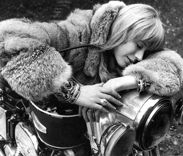 大森美希さんのインスタグラム写真 - (大森美希Instagram)「Today’s film “The Girl on a Motorcycle” Starring Marianne Faithfull and Alain Delon (1968)  今日の映画『あの胸にもう一度』出演 マリアンヌ・フェイスフル、アラン・ドロン (1968年)  マリアンヌ・フェイスフル演じるレベッカの素肌に黒革バイクスーツ姿は後に『ルパン三世』に登場するバイクに乗る峰不二子のモデルとなる。  #今日の映画 #あの胸にもう一度 #マリアンヌフェイスフル #シネマ #映画 #60年代ファッション #60年代スタイル #峰不二子 #ファッションアイコン #ルパン三世#小悪魔 #mariannefaithfull #thegirlonamotorcycle #lamotocyclette #60sfashion #60sstyle #60sfashionicon #cinema #film #movie #todaysfilm」9月15日 17時04分 - mikiomori_