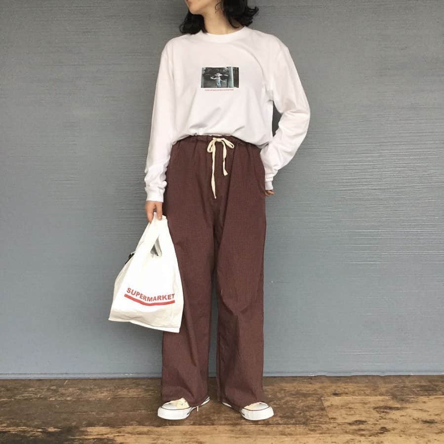 のインスタグラム：「. . // staff coordinate // . . @iamiinfact  ハリーポッタードビーTシャツ ¥5,900+tax . オーガニックコットン ミニチェックパジャマパンツ ¥8,500+tax . マーケットバッグsmall ¥2,500+tax . . #iamiinfact #iami #アイアムアイ#アトリエドゥサボン #コーディネート#ロンt#ロンtコーデ#チェックパンツ#パジャマパンツ」
