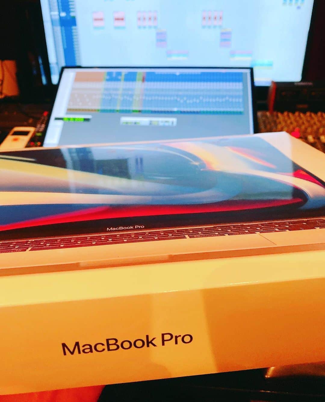 tokuのインスタグラム：「使っていたMBP15”がマザボ不良で入れ替え。 人生で10台目のApple Book到着。  #apple #macbookpro #macbookpro16」