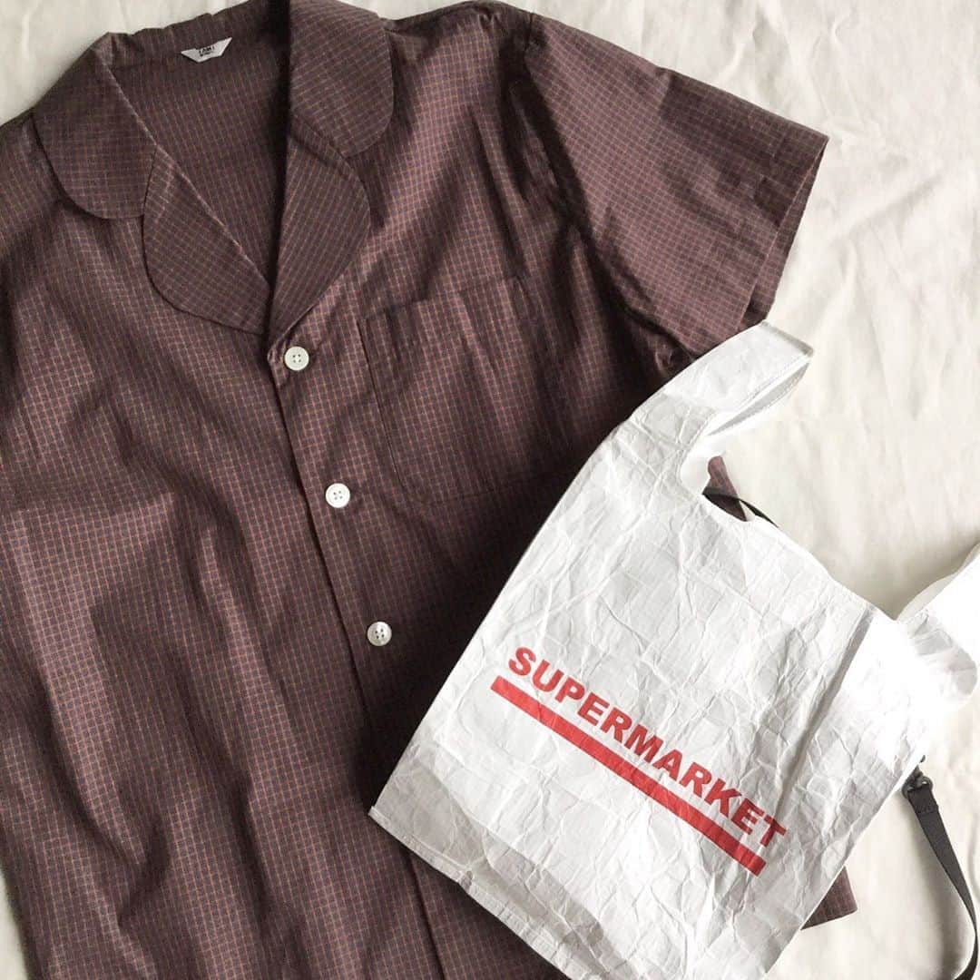 のインスタグラム：「. . // staff coordinate // . . @iamiinfact  オーガニックコットン ミニチェックパジャマシャツ ¥8,900+tax  マーケットバッグsmall ¥2,500+tax . . #iami#iamiinfact #アイアムアイ#アトリエドゥサボン #置き画コーデ #パジャマシャツ」