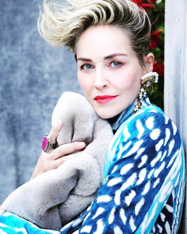 コディ サンダーソンのインスタグラム：「@SharonStone wearing one of my yesteryear rings.  Pink #Drusy @paris_libby #navajojewelry」
