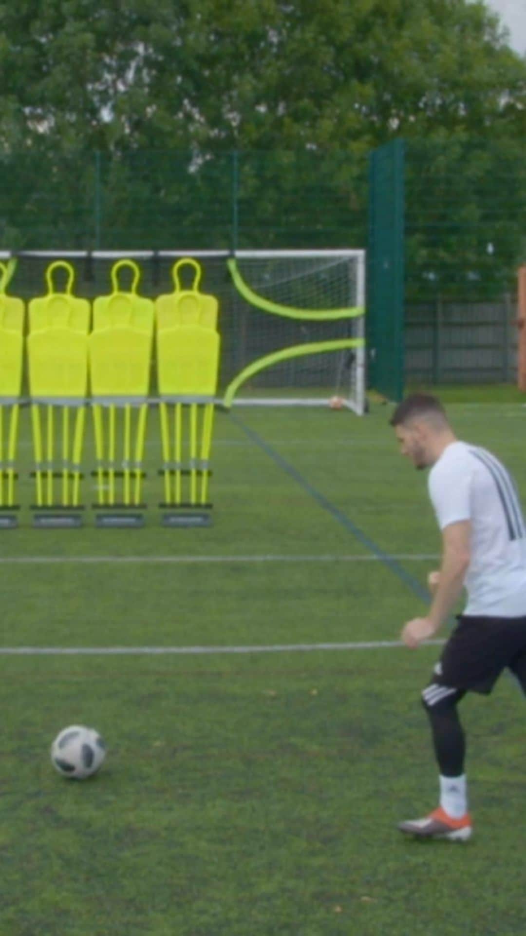 F2Freestylersのインスタグラム：「“Bravo...Bravo...” Tag a dead ball specialist with double height mannequin free kick tekkers! 🥶🎯」