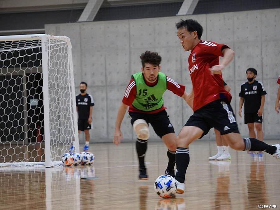 日本サッカー協会さんのインスタグラム写真 - (日本サッカー協会Instagram)「#フットサル日本代表 候補　#Ｆリーグ 開幕後最初のトレーニングキャンプを幕張で開始  FIFAフットサルワールドカップの出場を目指すフットサル日本代表候補にとって最初のターゲットとなるAFCフットサル選手権2020が、11月から12月開催へ再び延期、開催地もトルクメニスタンからクウェートに変更と発表された状況下での集合となりました。  チームはキャンプ2日目に2部トレーニングを行い、3日目の最終日にはＦリーグ所属の#バルドラール浦安 を招待してトレーニングマッチを実施予定です。代表チームにとっては2月のフットサルパラグアイ代表との国際親善試合後、実に7カ月ぶりの対外試合となります。なお、試合の様子は#JFATV にて生配信予定です。  -- ⚔トレーニングマッチ #フットサル日本代表 候補🆚 #バルドラール浦安  ⌚明日9/16（水）13:40～ #JFATV & JFA公式Twitterにて配信📺⚡ --  #daihyo #jfa #futsal」9月15日 17時33分 - japanfootballassociation