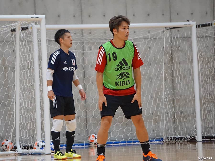 日本サッカー協会さんのインスタグラム写真 - (日本サッカー協会Instagram)「#フットサル日本代表 候補　#Ｆリーグ 開幕後最初のトレーニングキャンプを幕張で開始  FIFAフットサルワールドカップの出場を目指すフットサル日本代表候補にとって最初のターゲットとなるAFCフットサル選手権2020が、11月から12月開催へ再び延期、開催地もトルクメニスタンからクウェートに変更と発表された状況下での集合となりました。  チームはキャンプ2日目に2部トレーニングを行い、3日目の最終日にはＦリーグ所属の#バルドラール浦安 を招待してトレーニングマッチを実施予定です。代表チームにとっては2月のフットサルパラグアイ代表との国際親善試合後、実に7カ月ぶりの対外試合となります。なお、試合の様子は#JFATV にて生配信予定です。  -- ⚔トレーニングマッチ #フットサル日本代表 候補🆚 #バルドラール浦安  ⌚明日9/16（水）13:40～ #JFATV & JFA公式Twitterにて配信📺⚡ --  #daihyo #jfa #futsal」9月15日 17時33分 - japanfootballassociation