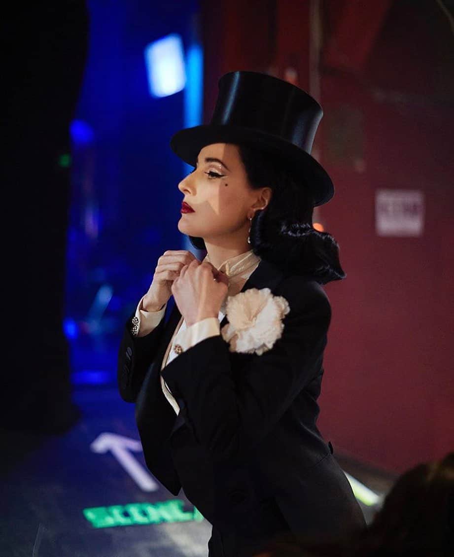 アレクシマビーユのインスタグラム：「Backstage last bowtie adjustment @ditavonteese @foliesbergere_officiel shot @guillaumethomasparis dressed @alexismabille #lovethispic #ditavonteese #dita #guillaumethomas #alexismabille #showtime #costume #backstage #behindthescene #muse #icon #beauty #foliesbergeres」