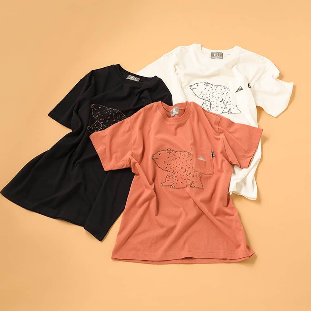 ネ・ネットのインスタグラム：「ネ・ネット × MEI のコラボレーションアイテムが好評発売中。﻿ ﻿ ■ NE × MEI POCKET T﻿ デザイナーが描きおろした木彫りクマのモチーフをパッチワークしたシンプルなポケットＴ。 ふっくら、ざっくりとした風合いが特徴のコットン天竺を使用し、アーカイブロゴをモチーフに新しく誕生したMEIの△ロゴ刺繍も、アクセントになっています。 カラーは着まわしやすいホワイト、ネイビーのほか、ベーシックアイテムの差し色になるサーモンピンクの3色展開です。 ﻿ @mei_bag﻿ ﻿ ----------------------﻿ ﻿  <予約アイテム10%OFF＋アウター10倍ポイント>﻿ ネ・ネットより日頃の感謝の気持ちをこめて、﻿ ネ・ネットのアイテムをご予約頂いた方はお会計時に10%OFF。また、10月1日（木）10:00までに9月-11月お届けのアウターをご予約頂いた方にはA-net membership POINTを通常1%とのところ、10倍の10%ポイントを差し上げます。ぜひこの機会にご利用ください。﻿ ﻿ ※全国のネ・ネット直営SHOP / official online store HUMOR限定の企画です。﻿ ※詳しくはofficial online store HUMORをご覧くださいませ。﻿ ﻿ ----------------------﻿ ﻿ #ネネット #nenet #新作 #new #autumn #winter #2020 #collection #stampcard #pointup #fashion #tokyo #japan #mei #メイ #tシャツ」