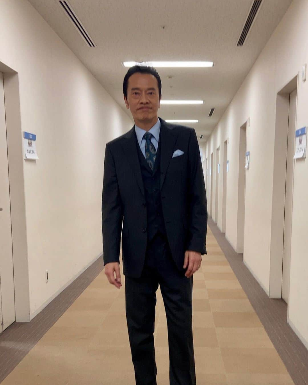 遠藤憲一さんのインスタグラム写真 - (遠藤憲一Instagram)「スタッフです。 今夜は #竜の道 最終回です！ 21時より2時間スペシャルです。  『げんぺーさん振り向いて！』シリーズも2回目にして最後になります。 （シリーズだったとは！） 焦って写したので、またピンぼけになりました😐」9月15日 17時35分 - enken.enstower