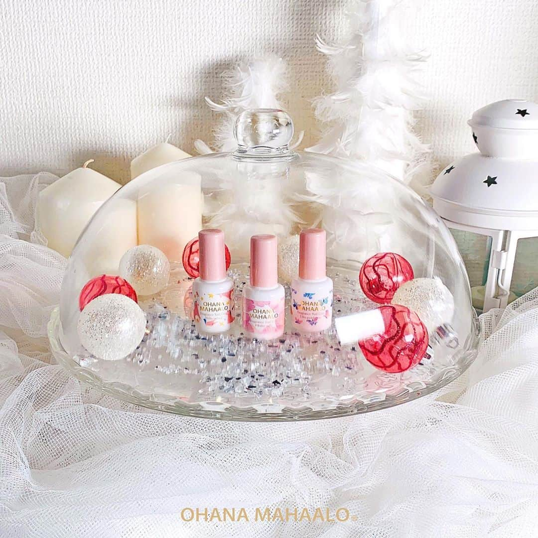 FRAGRANCYさんのインスタグラム写真 - (FRAGRANCYInstagram)「【OHANA MAHAALO】  3in1💖フレグランスネイルコート﻿ ﻿ お手持ちのネイルにも（※1）指先に香りとうるおい、﻿ 両方叶える透明#ネイルコート が発売中💅﻿ これ1つで、ベースコート、うるおいケア、﻿ トップコートの3役を担う嬉しいアイテム❣️﻿ ﻿ フレグランスラップ処方で、﻿ うるおい成分たっぷりベースが﻿ 爪表面にぴったり密着し保湿＆ケア♥（※2）﻿ ﻿ #オハナ・マハロ の#フレグランスネイル と﻿ 一緒に使ってみてくださいね🥰﻿ ﻿ ﻿ （※1）全てのネイル製品と相性が合うとは限りません。﻿ 一度、お手持ちのネイルとの相性を1本の指で﻿ お試しになってからご使用ください。﻿ ﻿ （※2）8つの美容保湿成分配合：アルガニアスピノサ核油、ホホバ種子油、アボカド油、グリセリン、加水分解ケラチン（羊毛）、スギナエキス、ハイビスカス花エキス、パイナップル果実エキス﻿ ﻿ *⑅︎୨୧┈︎┈︎┈︎┈︎┈︎┈︎┈︎┈︎┈︎┈︎┈︎┈︎┈︎┈︎┈︎┈︎┈︎┈︎┈︎┈︎┈︎┈︎┈︎୨୧⑅︎*﻿ ﻿ @fragrancy_online﻿ #fragrancyonline #fragrancy #Japan﻿ #ohanamahaalo #fragrance #nailcoat﻿ #フレグランシーオンライン #フレグランシー﻿ #オハナマハロ #フレグランス #香水 #ネイル﻿ #女子ウケ #キレイになりたい #かわいい﻿ #女子力向上委員会 #コスメ好き #いい香り #人気の香り」9月15日 17時35分 - fragrancy_online