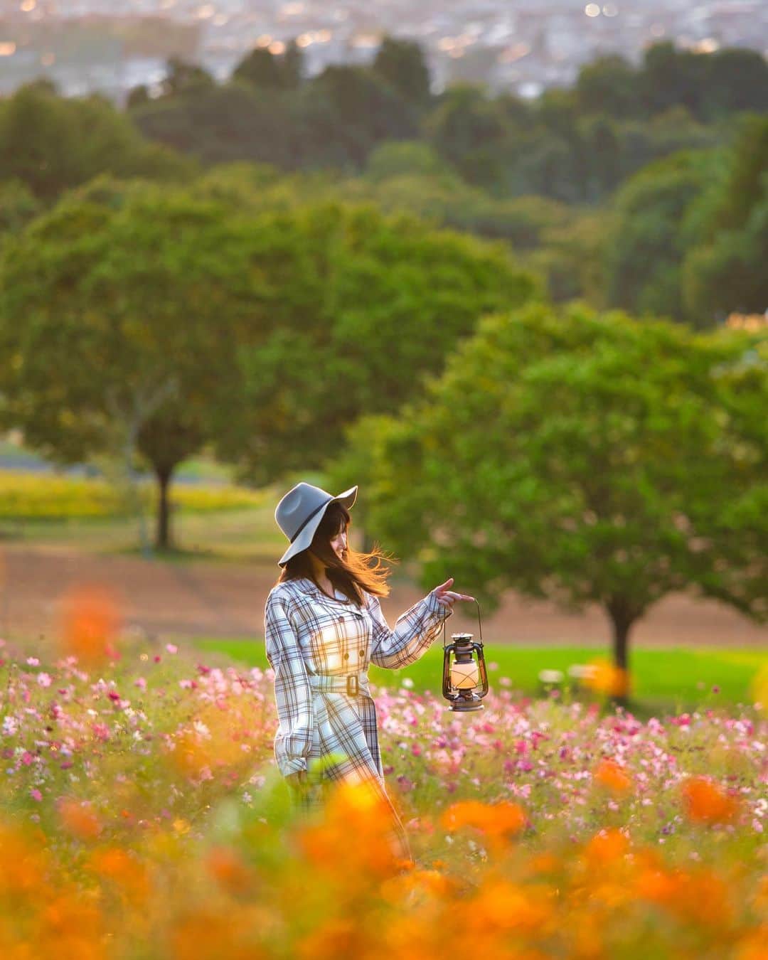 くーまんさんのインスタグラム写真 - (くーまんInstagram)「秋桜色に染まる髪  ようやく秋らしくなりました。 そんな撮影があった日は、 新潟が40度を超えた猛暑の日。 久しぶりに再会した笑顔は最高でした😁 またこうして会える日がきて本当によかった😭  location.niigata  #niigatapic  #team_jp_  #ig_photooftheday  #instagram #icu_japan #igersjp  #tv_living  #tv_soul  #art_of_japan  #reco_jp #transfer_visions #m3xtures  #rsa_mystery  #jj_sombre  #colorsjp #bestjapanpics #good_portraits_world #gataphoto #japan_bestpic_ #Rox_Captures #nipponpic #jp_mood #em1markⅱ #breakfree_olympus Lenz.40-150mm f2.8 #madewithluminar」9月15日 17時36分 - ku__man