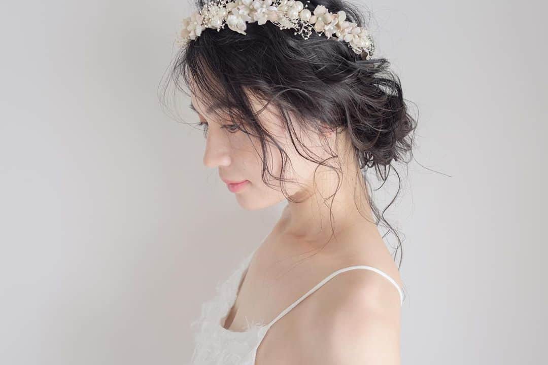 RabichePowのインスタグラム：「Bridal accessories . 広告撮影のヘアメイク 担当させて頂きました♡ . 楽しすぎました💙 . 沢山の方の目に留まれば嬉しいです♡ . また私からもお知らせしますが近々の予定だと なんばパークスなどで見て頂けるかな？ . . ブライダルをしていると アレンジと相性の良いアクセは 美しさを引き立たせてくれます。 , あと時間のないお色直しで 1番ありがたいのが外しやすさ。 . また語ります♡ . @nc_arpeggio  お洒落な大人女子ための花冠アレンジ♡ . #rabichepow#ヘアメイク#花冠 #出張ヘアメイク#ブライダルアクセサリー #花嫁ヘア#ウェディングニュース#花嫁さんと繋がりたい」