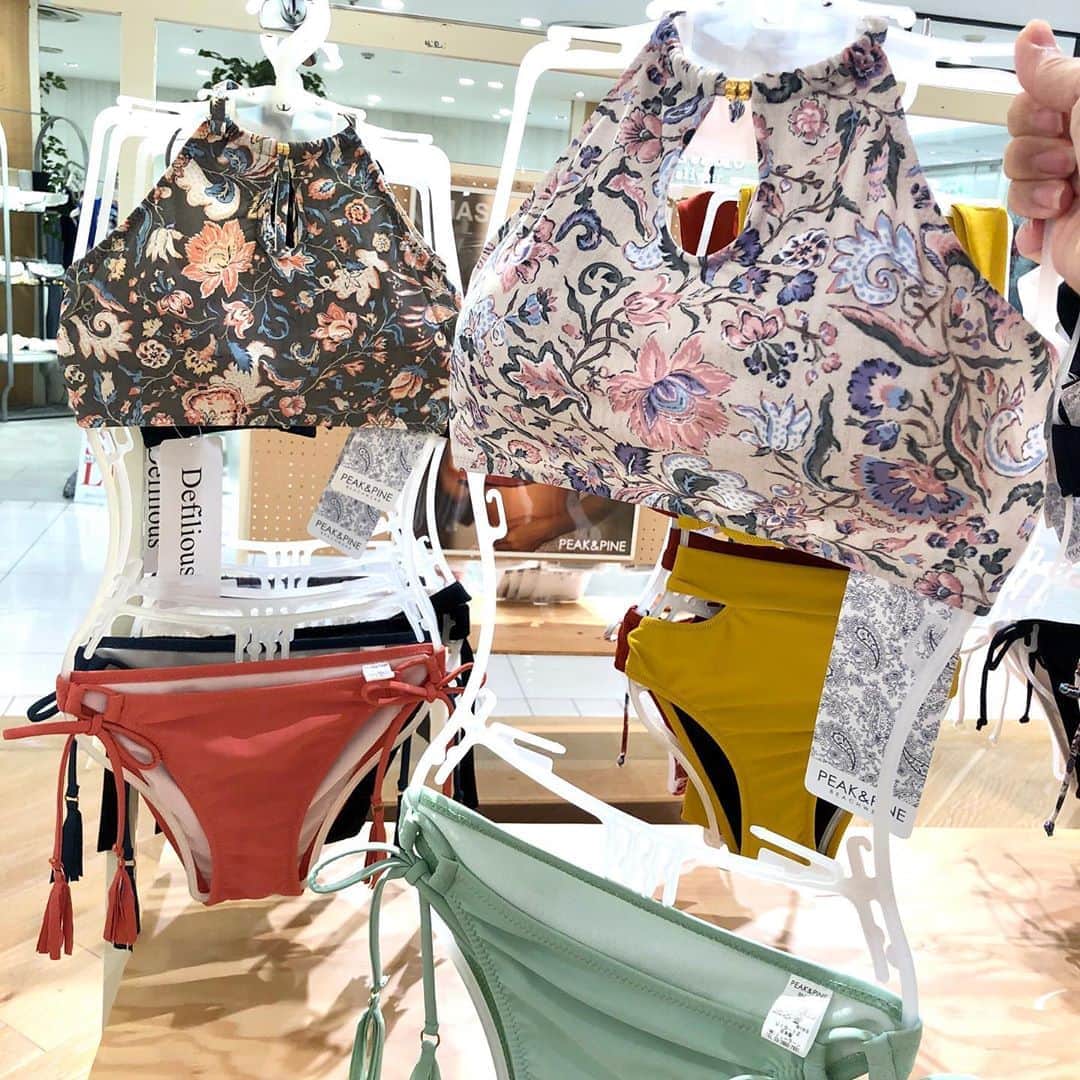 のインスタグラム：「【西館３Ｆ/ PEAK & PINE】﻿ 💥水着50%OFFセール❗️💥﻿ ﻿ ９月３０日（水）まで、水着・リゾートアイテム50%OFFのセールを実施しております😆‼️﻿ 水着でこの割引は中々ないですよ❗️﻿ ﻿ 同時にセール対象アイテムの他、新作等も入荷しており、バリエーション豊富に取り揃えております。﻿ ﻿ 水着素材でできた、UV対応/速乾/通気性◎などの機能的なマスクが多数ございます😃﻿ 柄、無地、レース素材、レイヤード用など、こちらもバリエーション豊富❗️﻿ ﻿ ☆今月、南館9Ｆから西館3Ｆに移動しております☆﻿ ﻿ 是非この機会にお越し下さい❗️﻿ ﻿ ﻿ ﻿ #ピークアンドパイン#PEAK&PINE#水着#スイムウェア#リゾート#プール#海#名古屋#栄#矢場町#名古屋パルコ#PARCO#nagoyaparco」